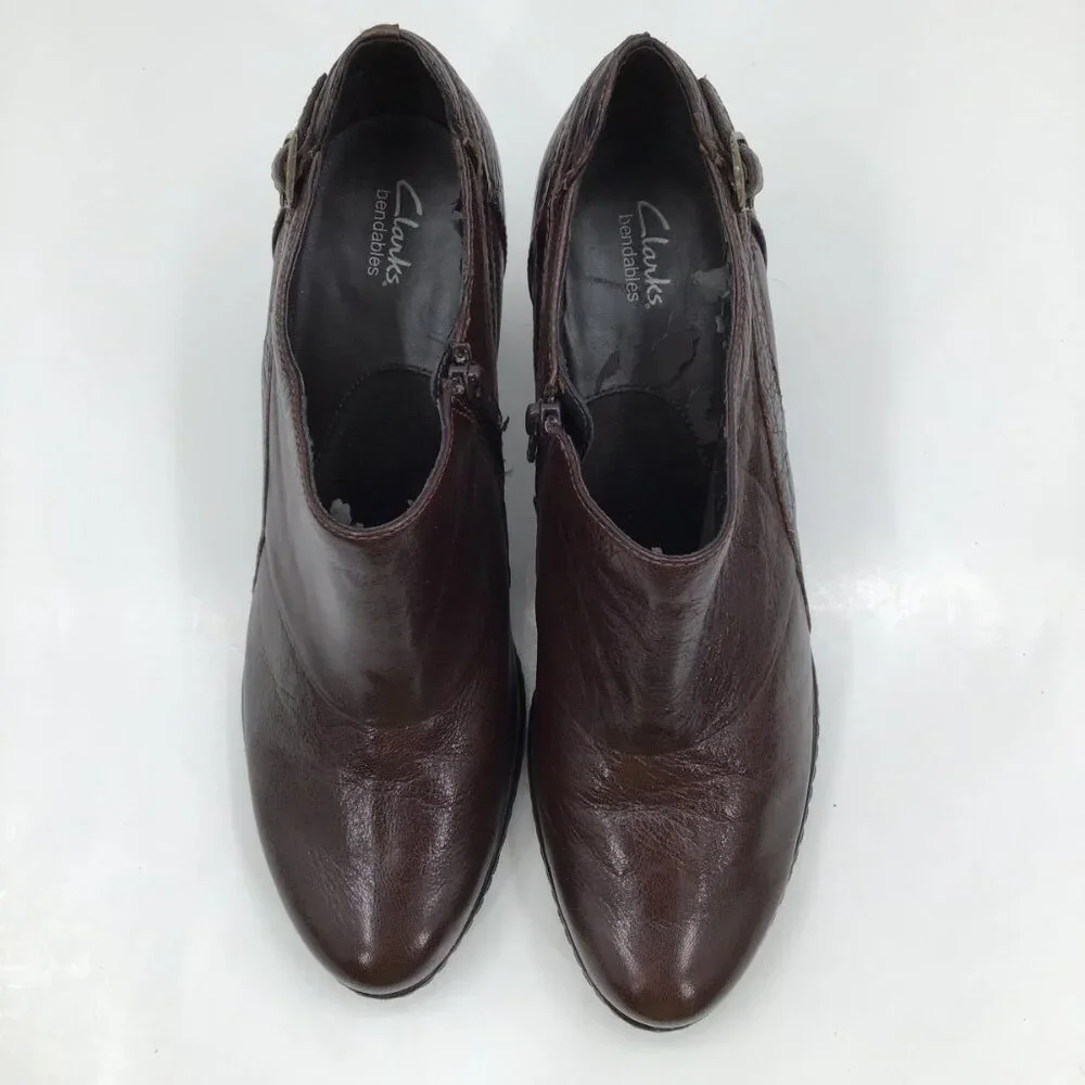 Women's 10M Clarks Bendables Dark Brown Leather Ankle Booties Boots Heels